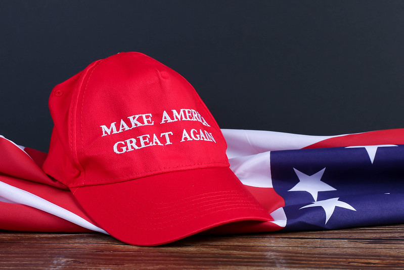 Chapéu com o slogan eleitoral de Trump. Foto de Marco Verch Professional Photographer/Flickr.