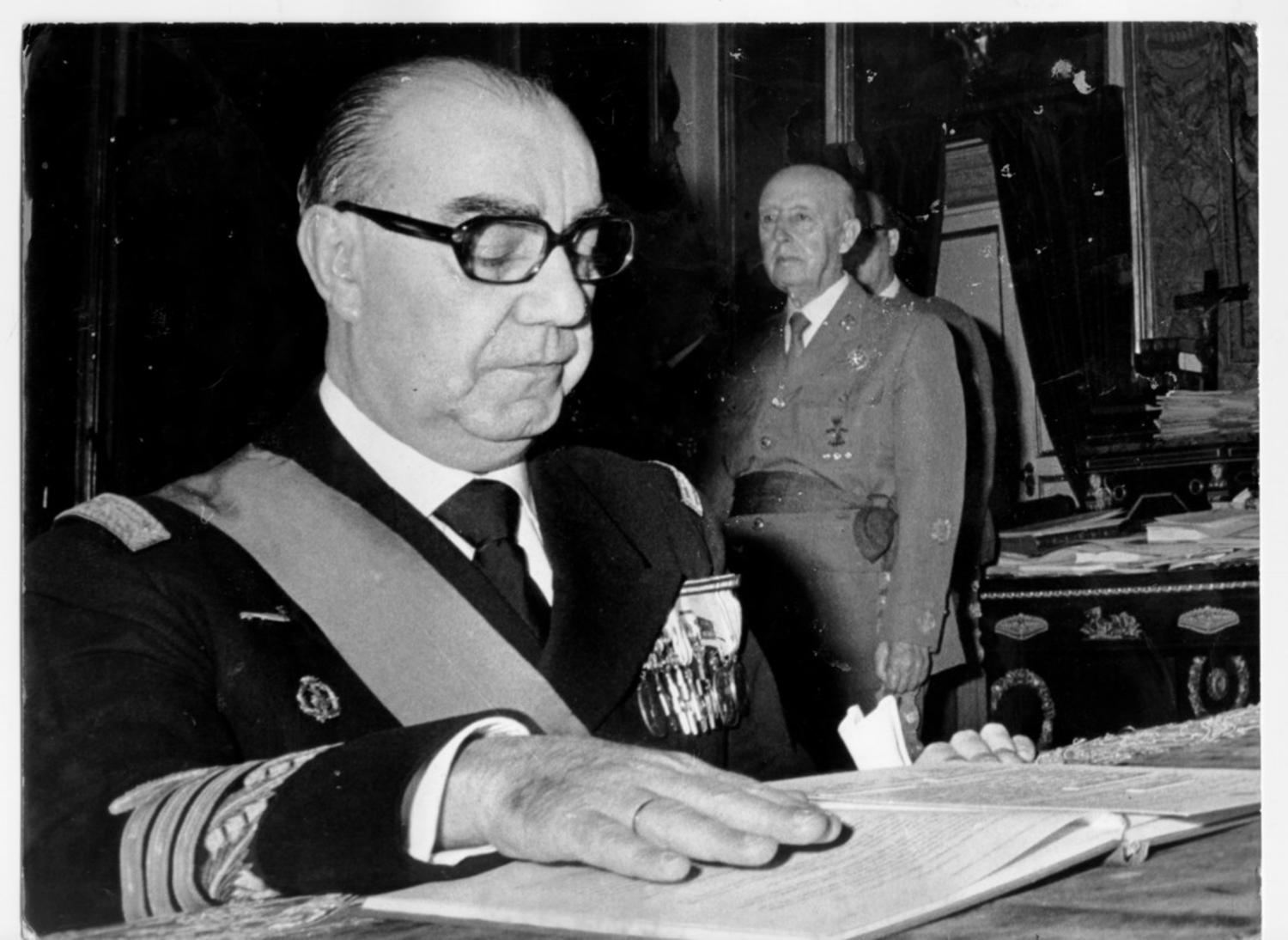 Carrero Blanco presta juramento perante Franco.