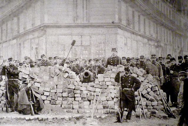 Barricada no cruzamento das avenidas Voltaire e Richard-Lenoir. Bibliotca histórica da Cidade de Paris/Wikimedia Commons.