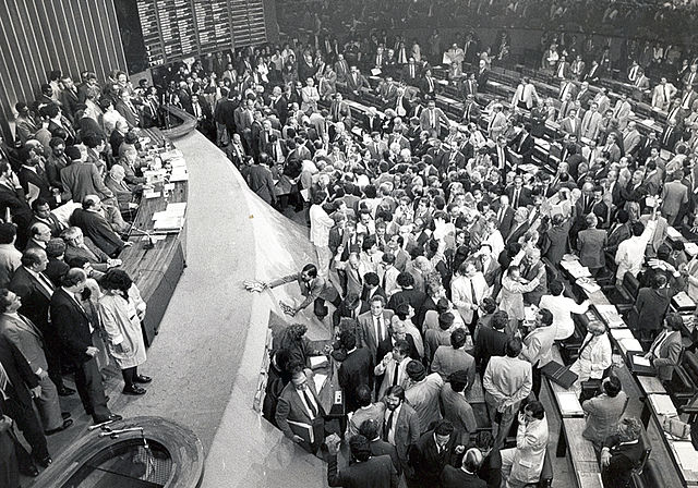 Sessão parlamentar que então estabeleceu a Constituição de 1988. Foto Agência Brasil
