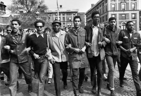 Integrantes da SAS — a Sociedade Estudantil Afro-americana — protestam em maio de 1968, na Universidade Columbia. Segundo Wallerstein, eram claramente melhor organizados, disciplinados e ativos
