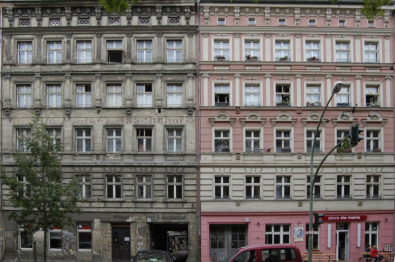 Altbau por renovar e renovado. Até finais dos anos 1990, grande parte do centro de Berlim tinha o aspeto da esquerda. Hoje, tem o aspeto da direita. A par da renovação, veio a especulação. Foto: Kaspar Metz/Flickr.