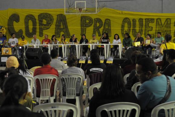 Movimentos sociais reuniram-se em Belo Horizonte para debater ações durante a Copa. Foto de Agência Brasil/Antônio Cruz