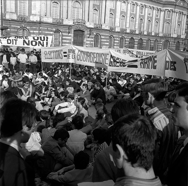 Estudantes concentrados em Paris, maio de 1968 - foto wikimedia