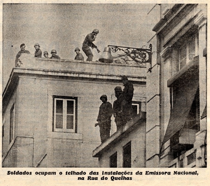 Soldados ocupam o telhado das instalações da Emissora Nacional, na Rua do Quelhas. Imagem de A Capital de 25 de abril de 1974, edição das 12 horas.