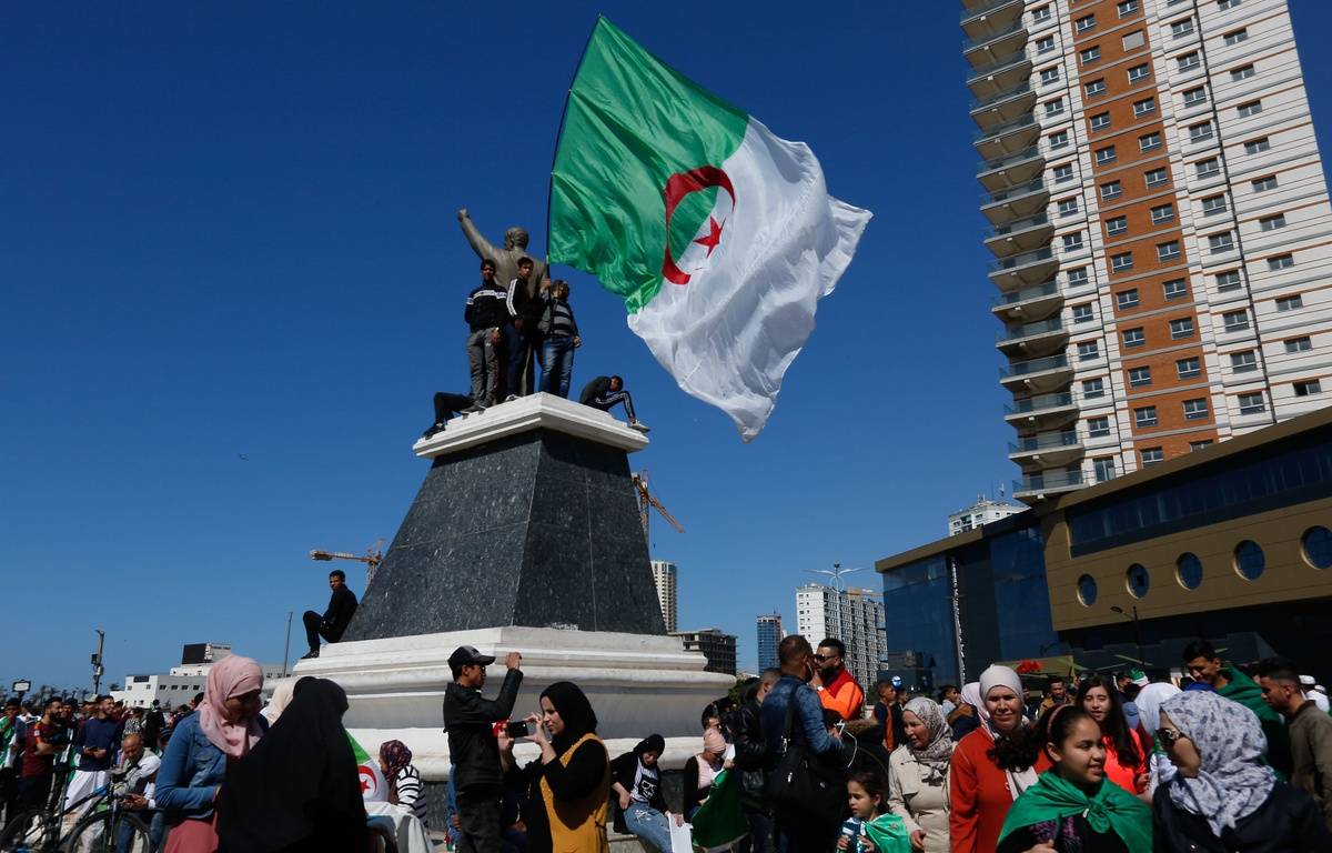 A palavra de ordem de uma Assembleia Constituinte soberana a via a uma mudança radical e realmente democrática do “sistema”.
