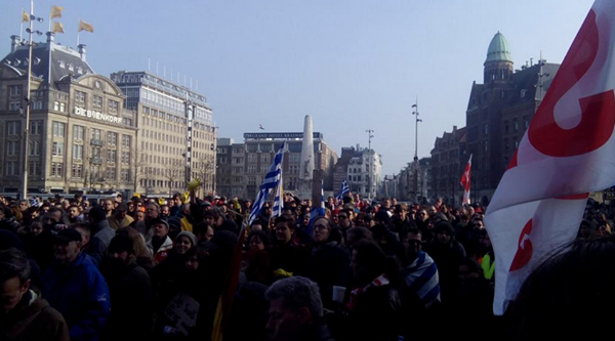 Bandeiras gregas na manifestação em Amesterdão.