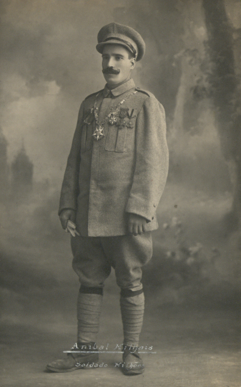Aníbal Augusto Milhais, o soldado Milhões. Foto de J. Fernandes, Biblioteca Nacional de Portugal, domínio público.