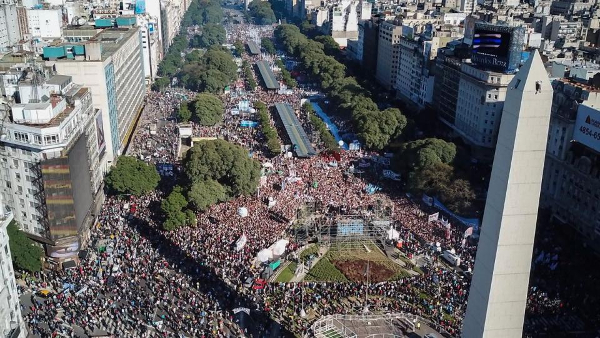 O protesto de 25 de maio encheu o centro de Buenos Aires