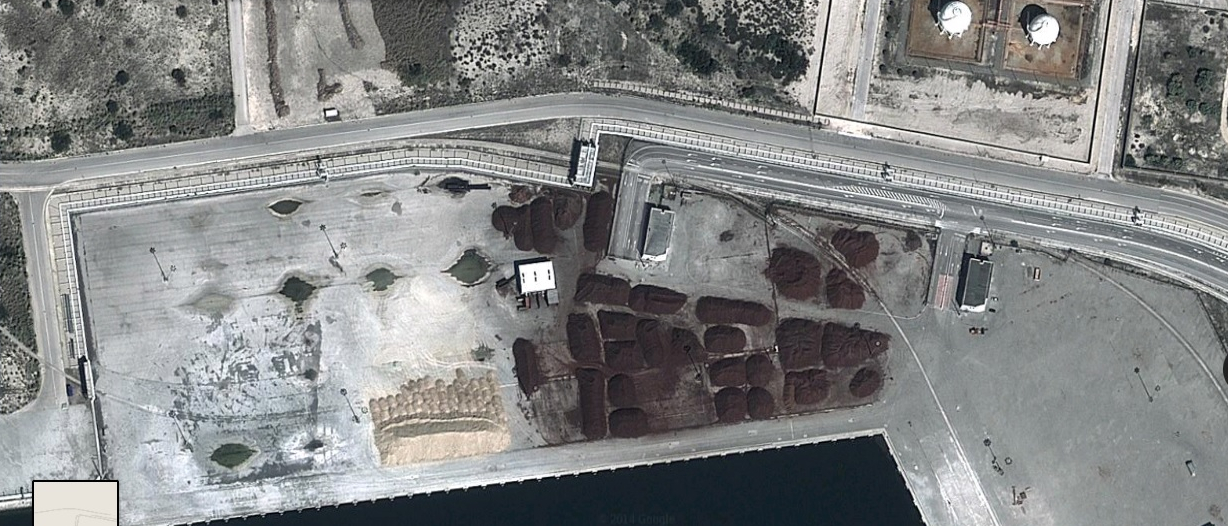 Depósito a céu aberto de petcoke no Porto de Aveiro usado pela Cimpor.