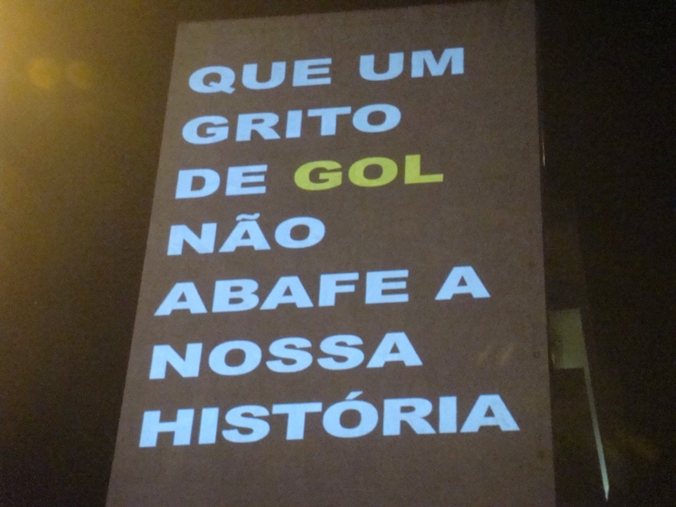 Frase projetada na lateral de um prédio durante manifestação em São Paulo. Foto de Henrique Carneiro.