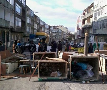 A barricada tentou impedir a deslocação do bulldozer da Câmara. Foto dos PI