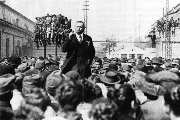 Bela Kun foi o líder da revolução soviética de 1919. Após quatro meses o governo revolucionário foi derrotado, Bela Kun fugiu para Moscovo, tornando-se funcionário do Komintern, mas acaba por ser executado nas purgas estalinistas dos anos 30