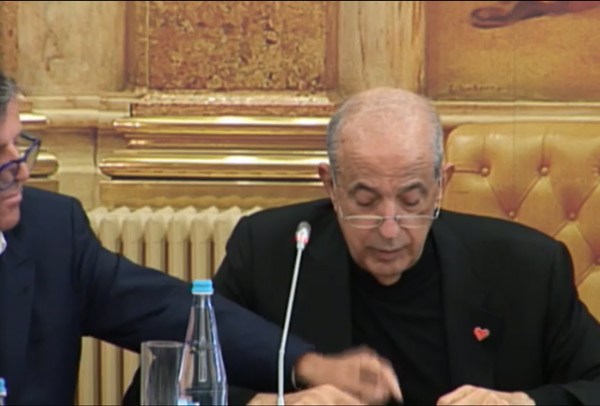 Joe Berardo a seguir as instruções do advogado na comissão de inquérito. 
