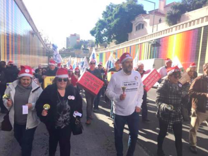 Professores dirigiram-se esta quinta-feira à sede do Conselho de Ministros para lembrar as promessas do governo que ficaram por cumprir em 2018. Foto publicada na página da Fenprof no Facebook.