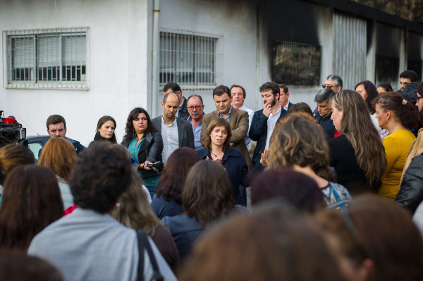 Catarina Martins falou com a população de Castelo de Paiva, um concelho que ficou 80% destruído pelo incêndio do passado domingo. A coordenadora bloquista esteve acompanhada pelos deputados Pedro Filipe Soares e Moisés Ferreira – Foto de Octávio Passos/Lu