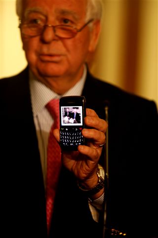 Eduardo Catroga mostra a fotografia do acordo assinado entre PS e PSD para o PEC IV. 