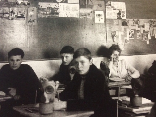 A turma de Cazetien, Mourenx, 1960, com as máscaras de gás em cima das carteiras