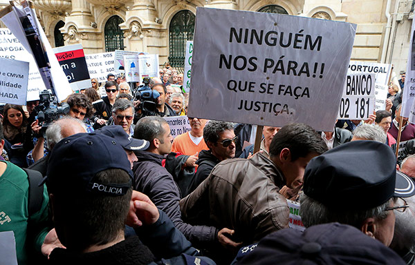 Lesados do BES em protesto junto às sedes dos candidatos à compra do Novo Banco. Foto Manuel de Almeida/Lusa