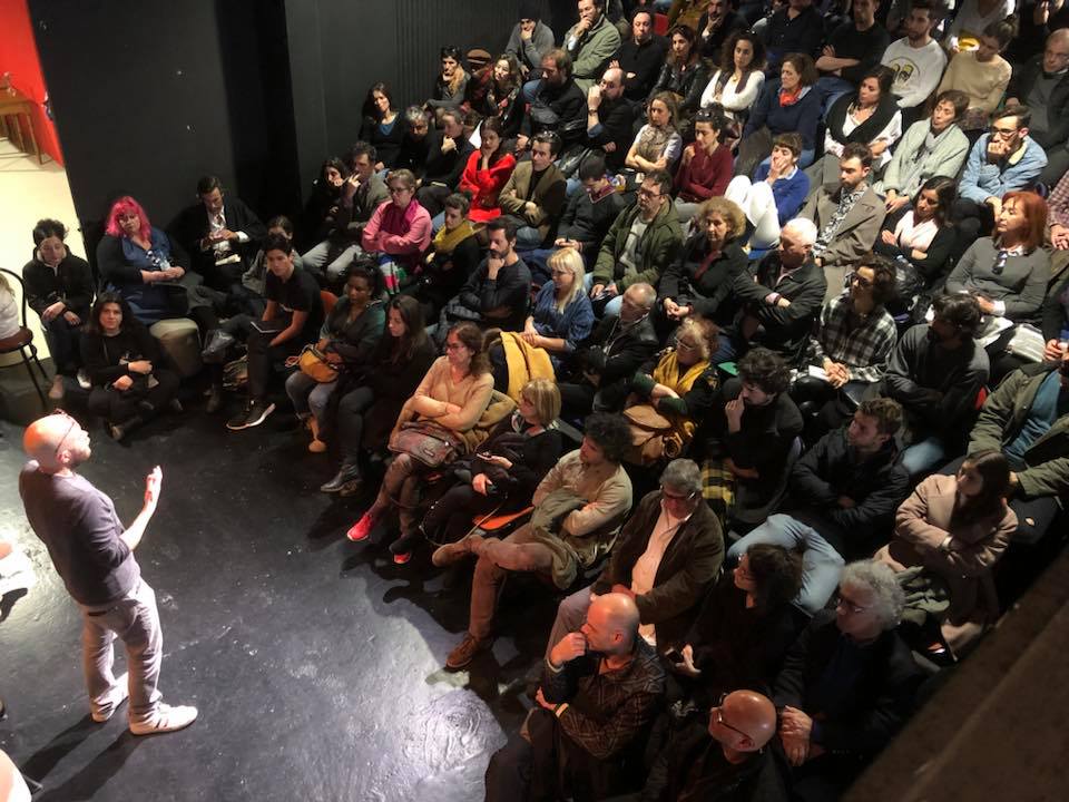 Sala cheia no auditório dos Primeiros Sintomas, a 31 de março, onde se formaria a Comissão Informal de Artistas.