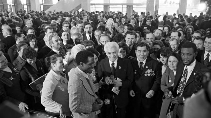 Cunhal encontra Nito Alves no XXV Congresso do PCUS em 1976. Foto da Fotobiografia "Álvaro Cunhal, o Homem e o Mito", de Joaquim Vieira