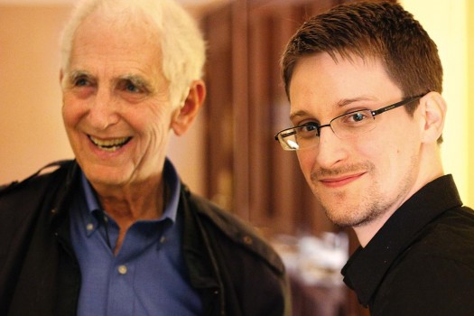 Daniel Ellsberg e Edward Snowden: o primeiro ficou detido apenas dois dias; o segundo arriscava a prisão perpétua.