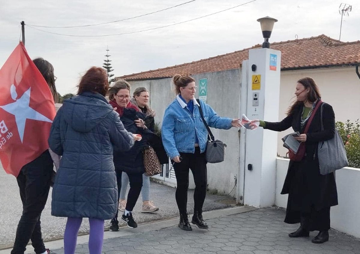 À porta da Dat-Schaub, em Gaia, para uma ação de contacto com as trabalhadoras da fábrica.