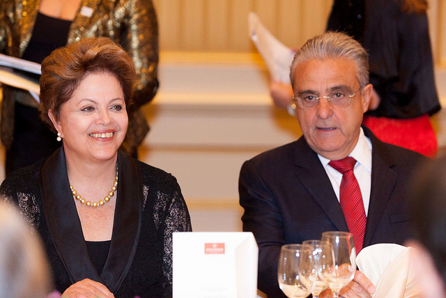 Dilma Rousseff e Robson Braga de Andrade, da Confedreação Nacional da Indústria. No contexto de crise profunda atual, não interessa à classe dominante a continuidade do governo. Foto: CNI