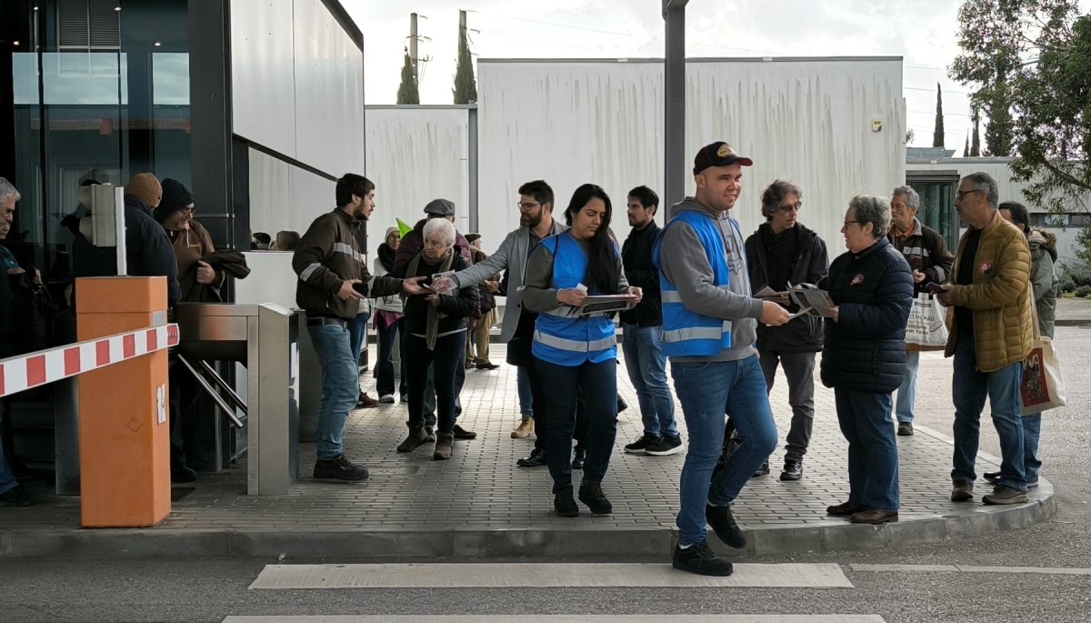 Campanha à porta da fábrica da Renova