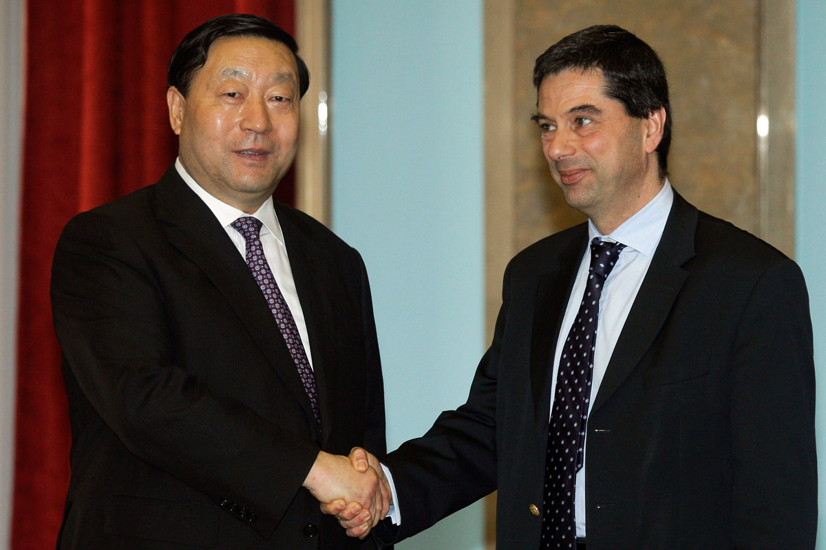 Liu Zhenya, presidente da State Grid, e Vítor Gaspar, ministro das Finanças, após a cerimónia de venda de 25% da REN.