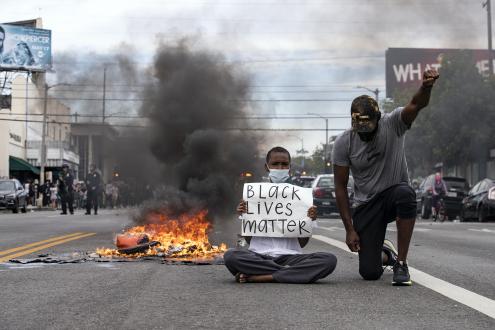 Manifestantes em Los Angeles. Foto de ETIENNE LAURENT/EPA/Lusa.