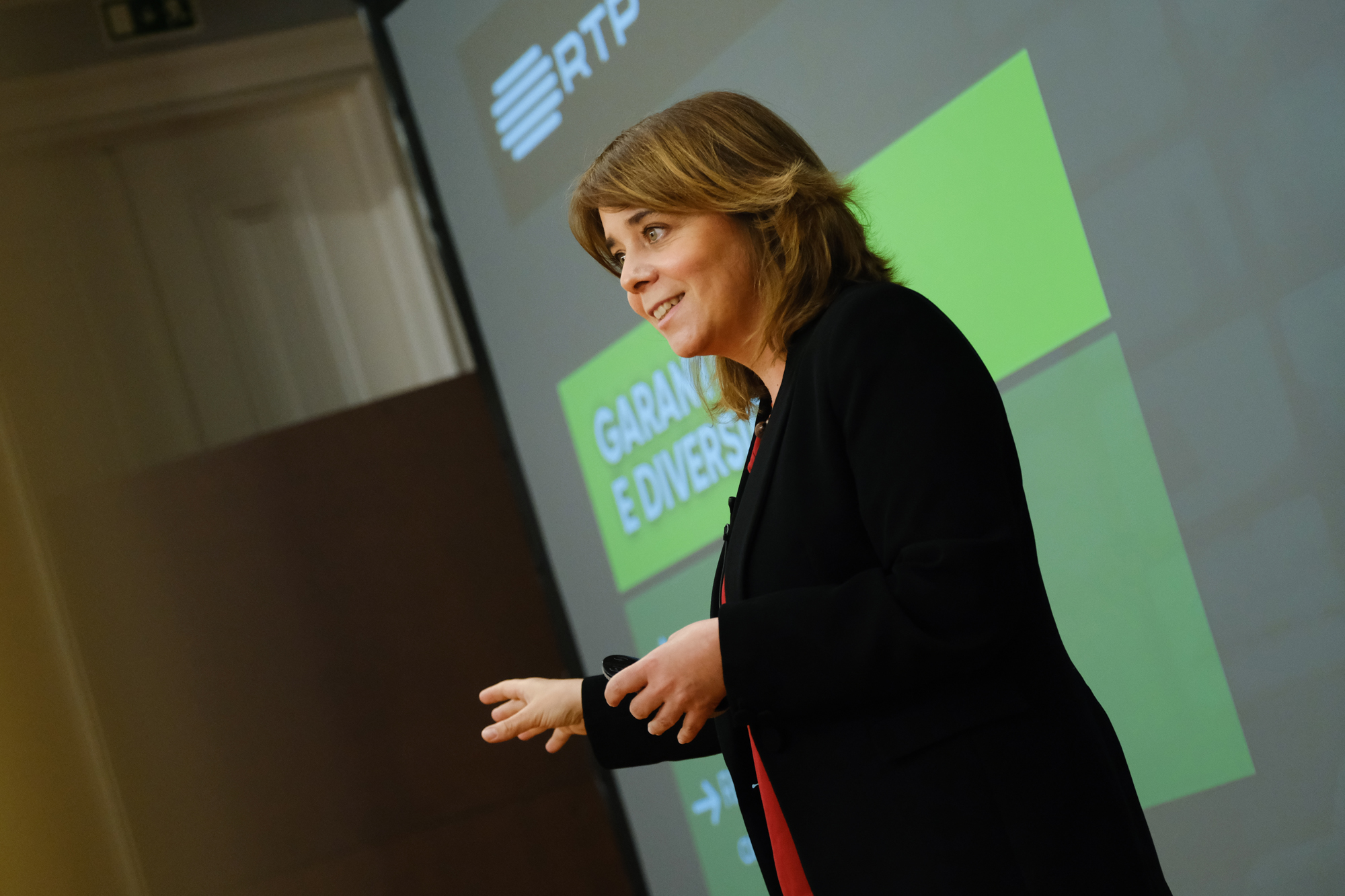 Para Catarina Martins, “o contrato deve ter objetivos mais vastos do que a RTP. Uma democracia precisa de uma televisão por questões de acesso à cultura e comunicação, que são mais vastas do que o contrato em si”.