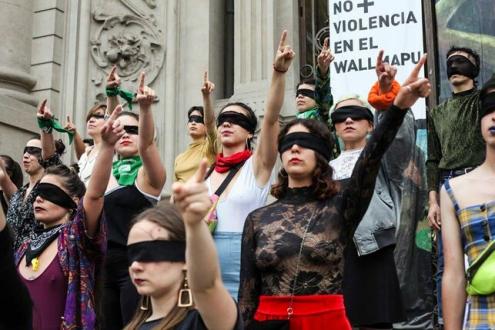 Chilenas a fazer a coreografia "um violador no teu caminho", novembro de 2019 - Foto de Carla Motto/Facebook