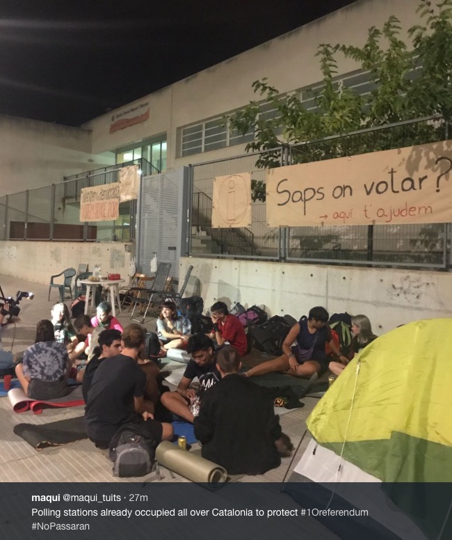 estudantes catalães protegem secções de voto na Catalunha, via Twitter de @maqui_tuits