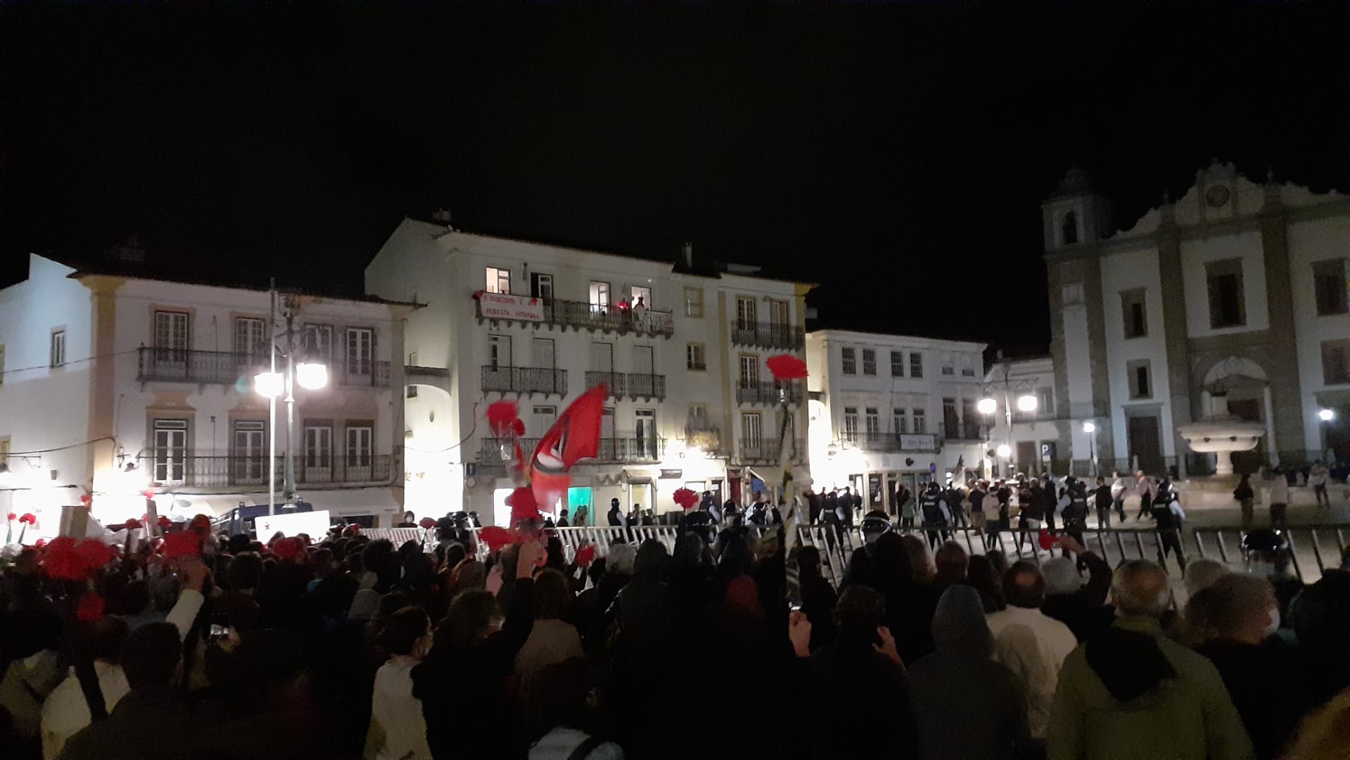 Ventura prometeu “a maior marcha alguma vez vista”, mas foi abafada pelo som de Grândola Ventura prometeu “a maior marcha alguma vez vista”, mas foi abafada pelo som de Grândola