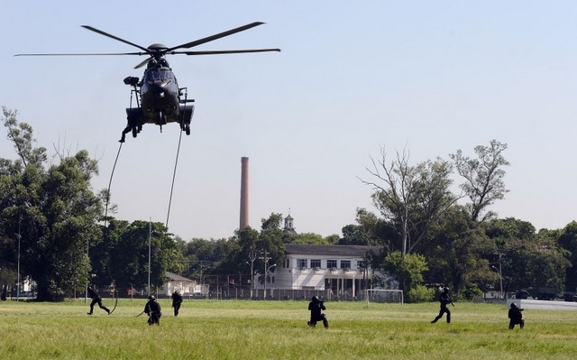 Soldados participam da Operação Pão de Açúcar durante os treinos militares de preparação com vistas à segurança durante os Jogos Olímpicos no Rio de Janeiro. Foto: Tânia Rêgo/Agência Brasil