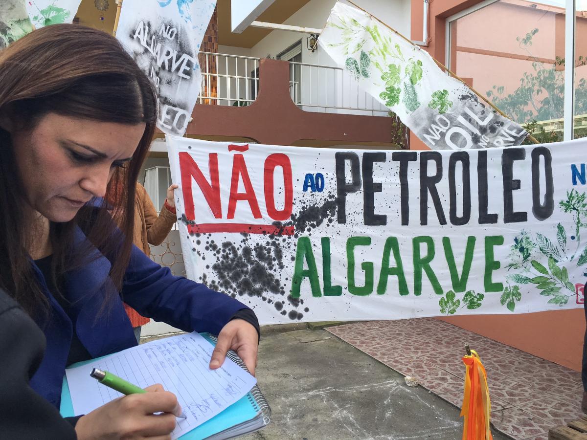 Foto do dia | Marisa assina a petiçao contra exploração de gás de xisto no Algarve
