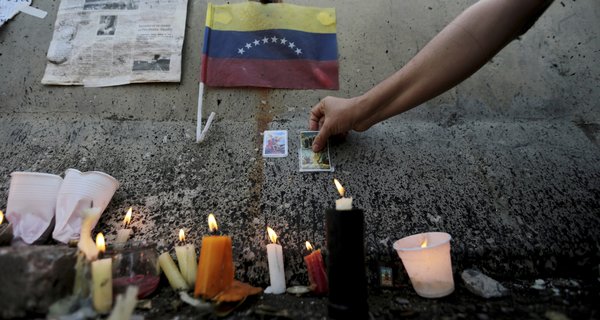 Com o falecimento de Hugo Chávez em março de 2013 e a seguir com o colapso dos preços do petróleo, acelera-se a profunda crise económica, política e ética que hoje a sociedade venezuelana vive