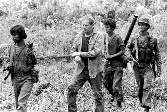 Membros do exército sandinista capturam o piloto norte-americano Eugene Hasenfus, após terem abatido o seu avião, quando este efetuava uma missão na Nicarágua em 1986 (Reuters / Carlos Duran)