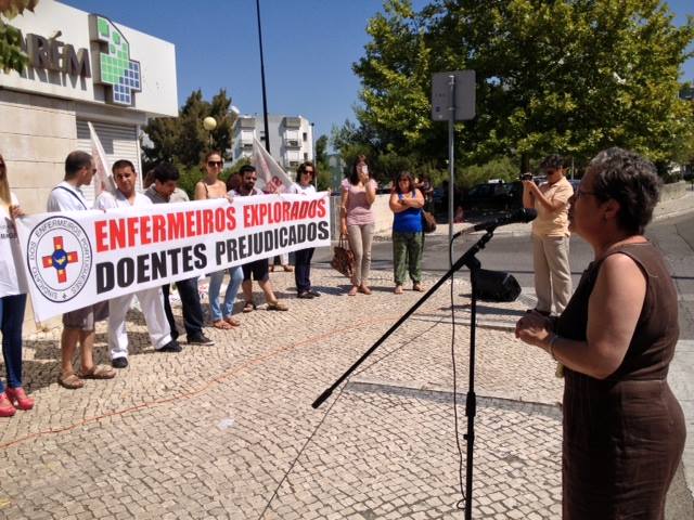 Helena Pinto, deputado do Bloco de Esquerda, na concentração dos enfermeiros junto ao Hospital de Santarém.