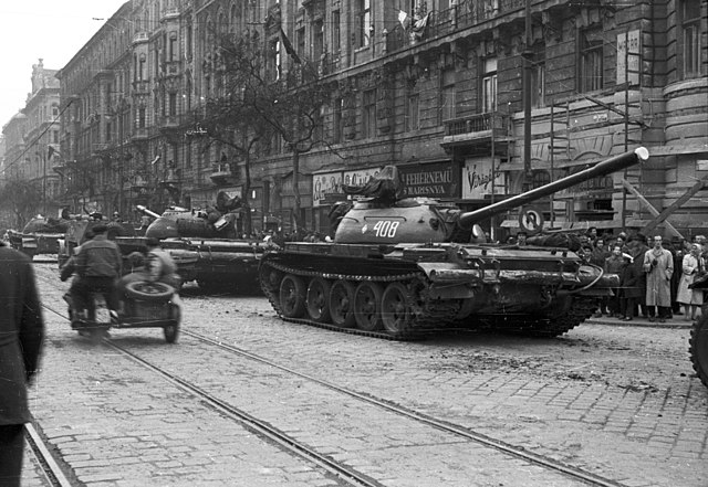 Budapeste, 31 de outubro de 1956 – Foto da wikimedia. Os tanques soviéticos entram em Budapeste e, apesar da encarniçada resistência dos húngaros, rapidamente controlam o país