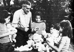 Héctor Germán Oesterheld e exemplares do seu Hora Cero.