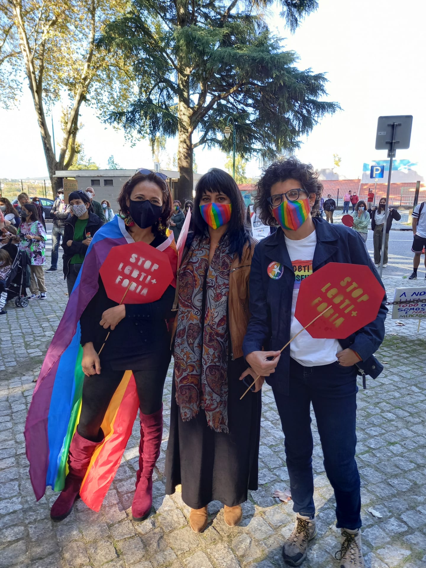 Mariana Carneiro com as deputadas Fabíola Cardoso e Sandra Cunha, na Marcha LGBTI+ em Viseu.