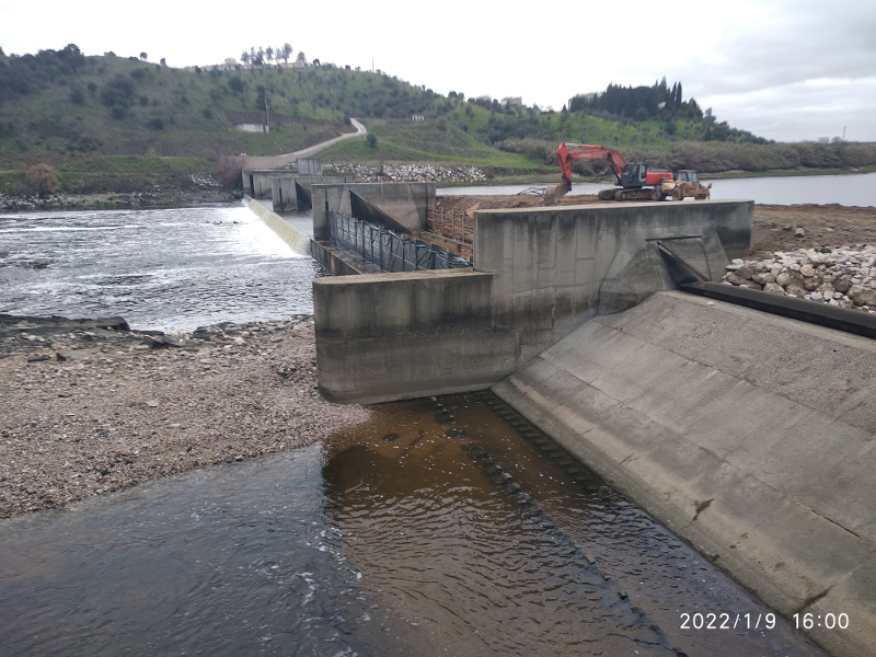 9jan2022 - Mais uma reparação do Açude Insuflável de Abrantes – Foto de Armindo Silveira