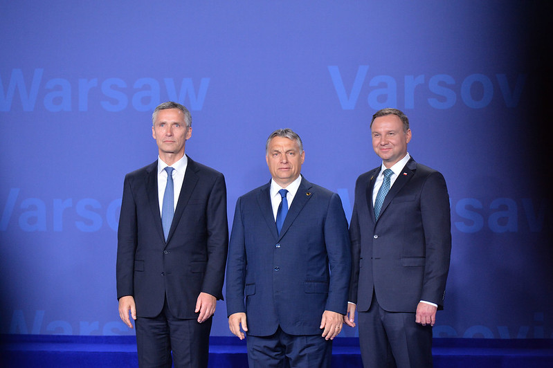 O Secretário Geral da NATO, Jens Stoltenberg, com o Primeiro-Ministro da Hungria, Viktor Orban, e Presidente da Polónia, Andrzej Duda, em 2016. Foto da Nato/Flickr.