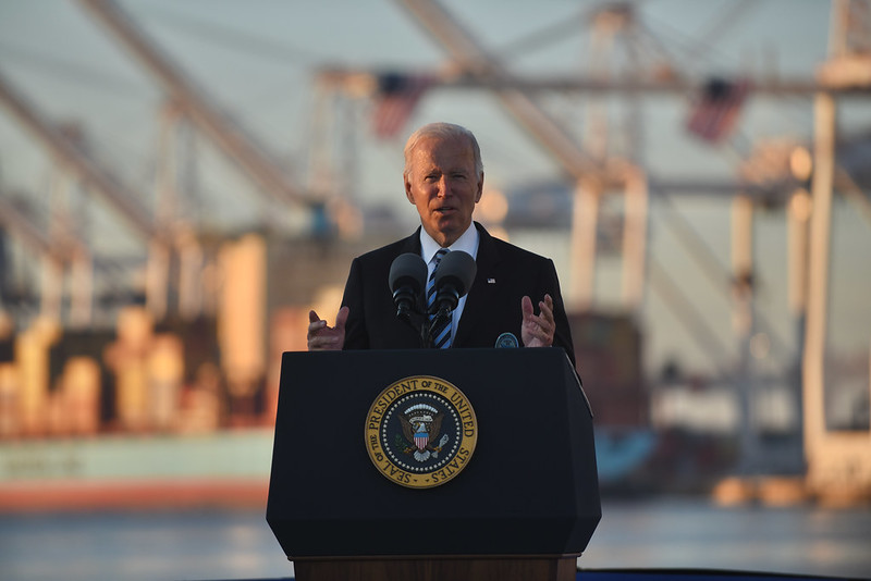 Biden no Porto de Baltimore. Foto de Maryland GovPics/Flickr.
