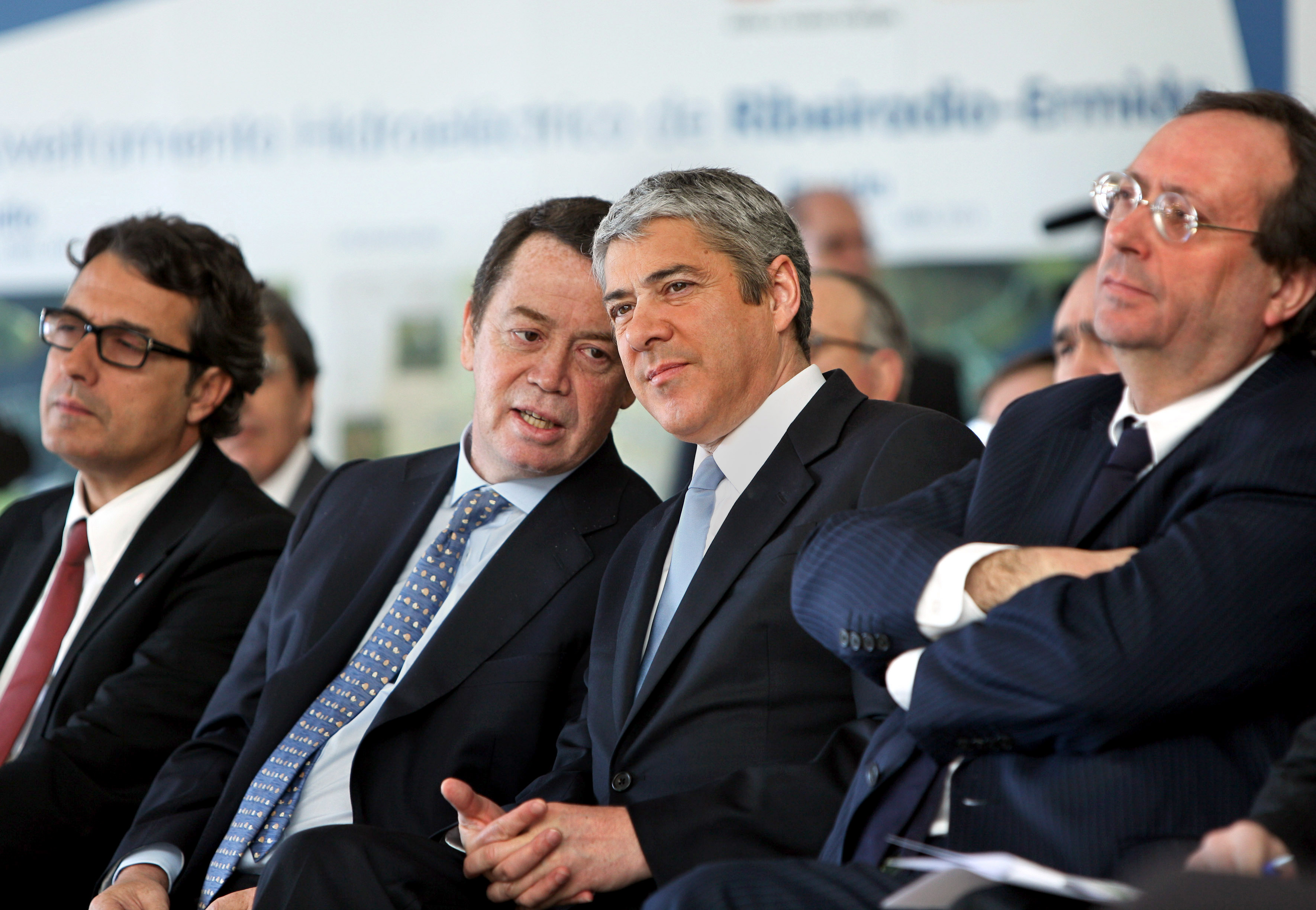 António Mexia, Manuel Pinho, José Sócrates e Nunes Correia, então ministro do Ambiente,  durante a cerimónia de apresentação da Barragem de Ribeiradio, em Couto de Esteves, Sever do Vouga, 20 de Fevereiro de 2009. Foto de JOÃO ABREU MIRANDA/LUSA