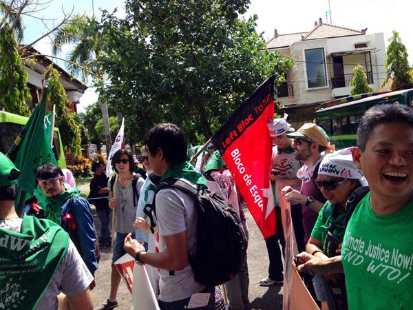 O Bloco na manifestação contra a OMC em Bali, Indonésia.