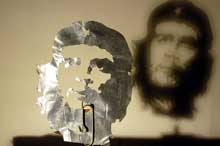 Che Guevara, escultura e sombra