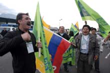 Apoiantes do 'sim' festejam a vitória no Equador - Foto da Lusa